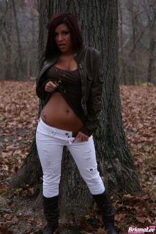 briana-lee-busty-babe-01